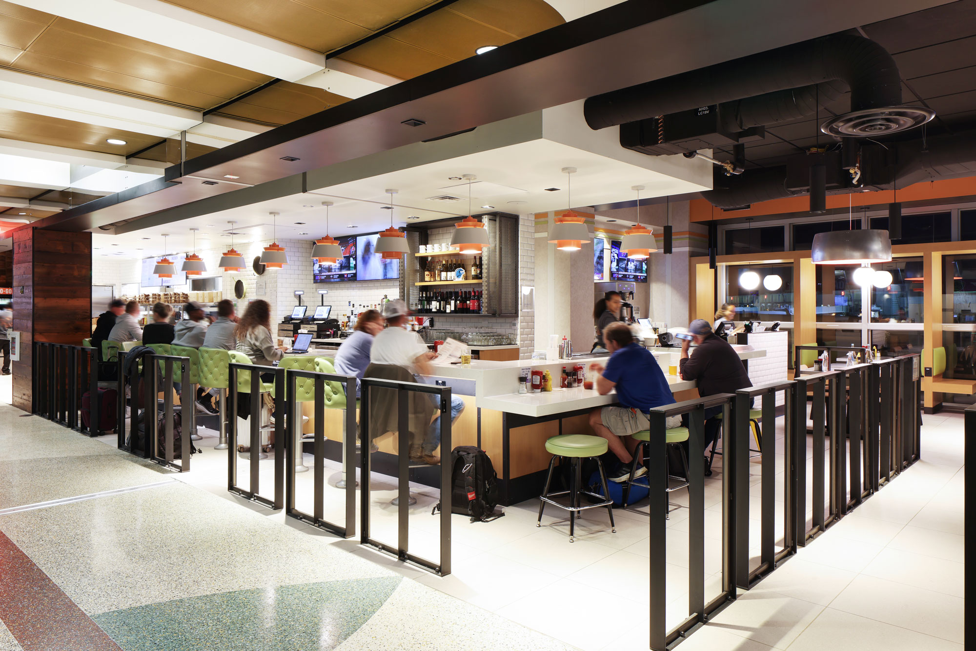 Skillet (C Concourse) with travelers at bar
