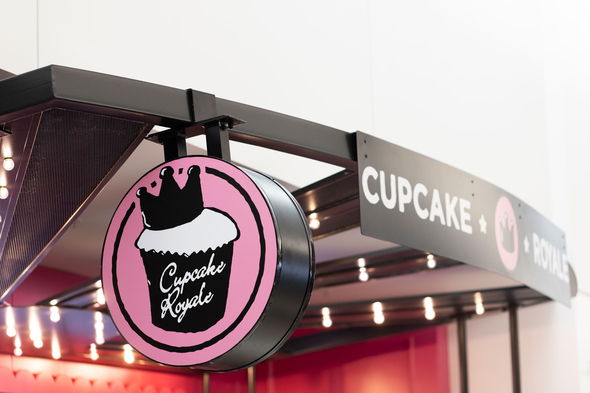 Cupcake Royale blade sign